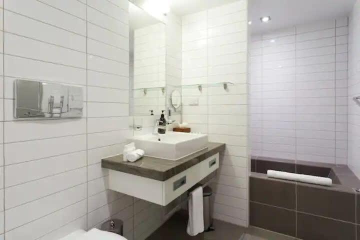 Stunning Lakeview 1 Bedroom Apartment Queenstown Buitenkant foto